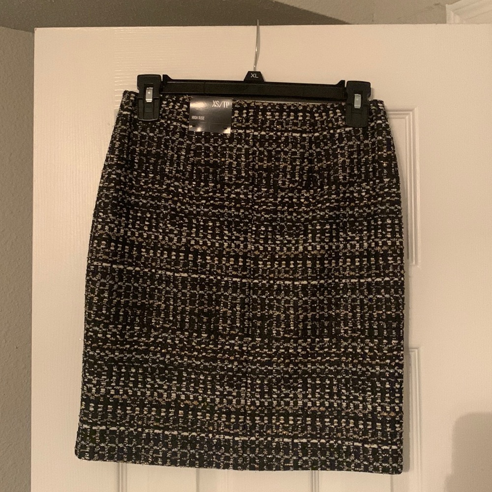 Express high rise skirt; black and gold
